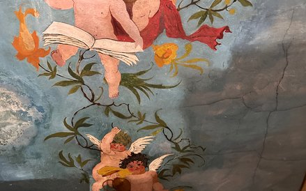 Putta z polichromii w trakcie prac konserwatorskich