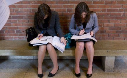 Poprawa koniunktury gospodarczej skłoniła więcej bezrobotnych Amerykanów do ponownego rozglądania si