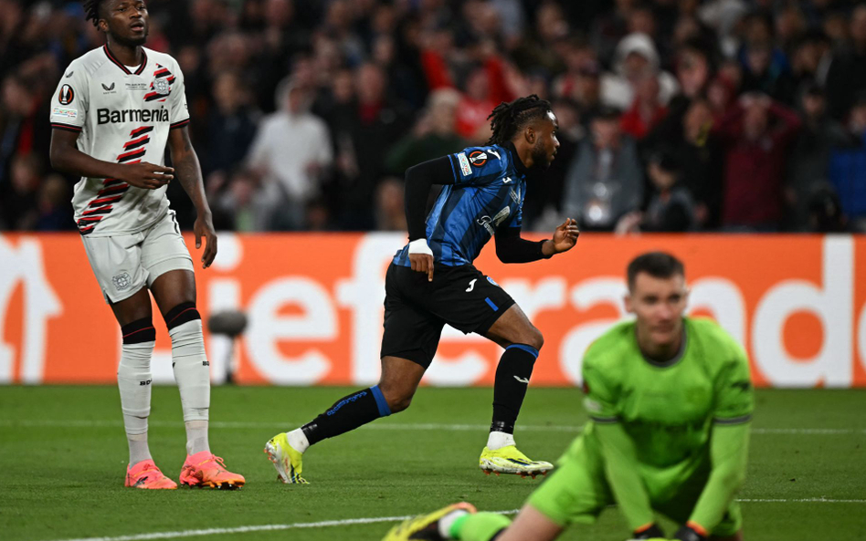 Ademola Lookman po strzeleniu gola Bayerowi Leverkusen