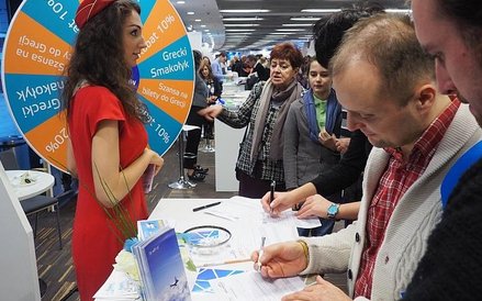 Na stoisku biura podróży Mouzenidis Travel można było wygrać nagrodę kręcąc kołem fortuny