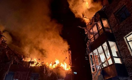 Płonący budynek mieszkalny w Dnieprze