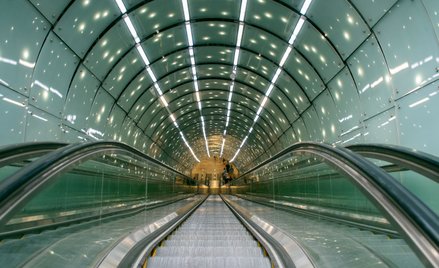 Schody ruchome na stacji warszawskiego metra