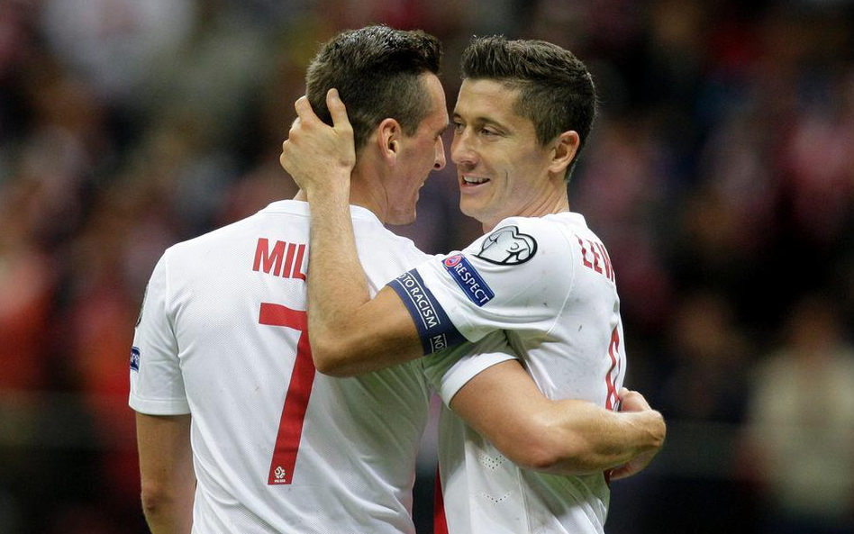 Arkadiusz Milik i Robert Lewandowski podczas meczu Polski z Gibraltarem w eliminacjach do Euro 2016