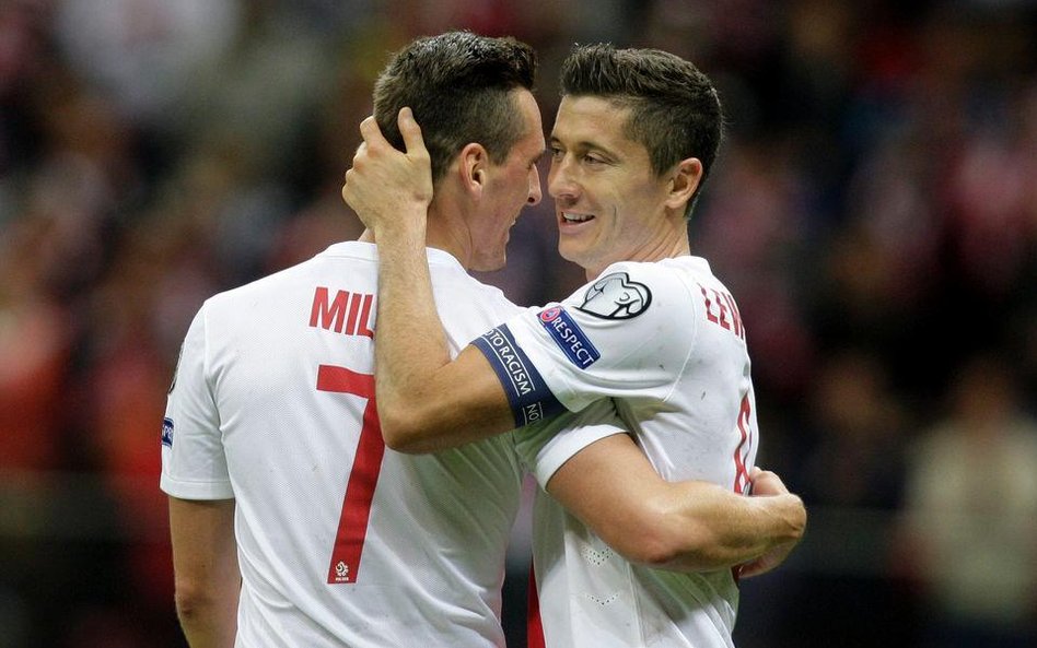 Arkadiusz Milik i Robert Lewandowski podczas meczu Polski z Gibraltarem w eliminacjach do Euro 2016