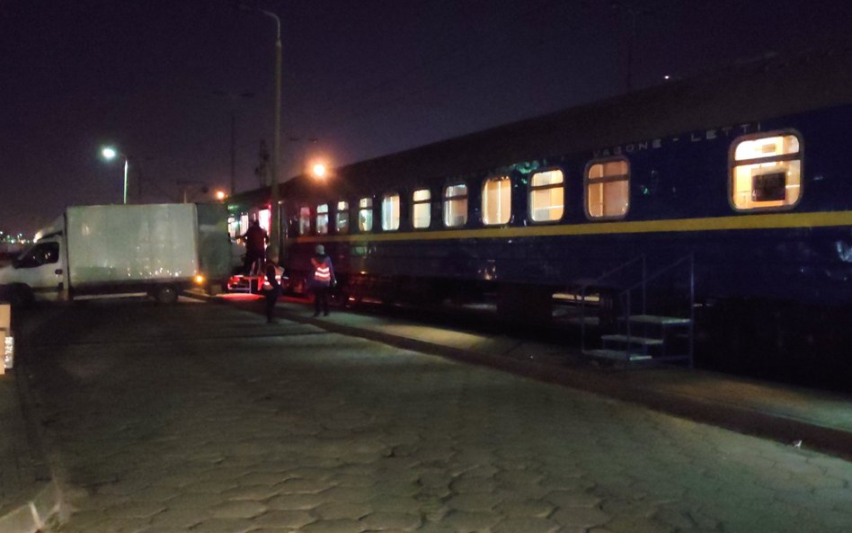 Pociąg PKP Intercity z pomocą humanitarną przygotowaną przez Ministerstwo Zdrowia.
