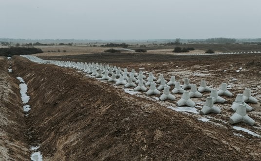 W niektórych rejonach armia już przygotowała linie umocnień oraz rowy przeciwczołgowe.