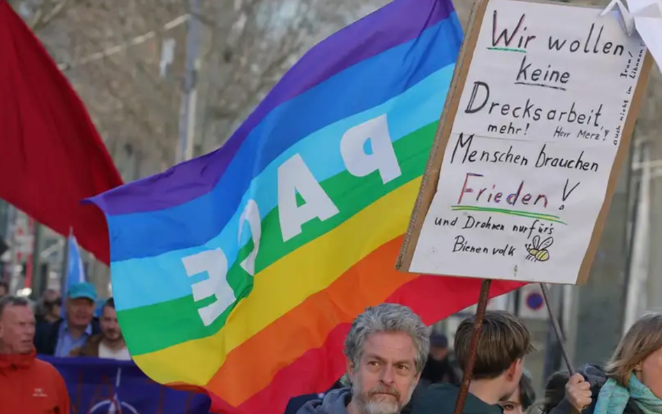 Protestujący sprzeciwiają się wojnie na Bliskim Wschodzie i nowym zasadom poboru