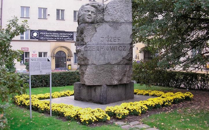 Pomnik poety stoi dziś na placu jego imienia