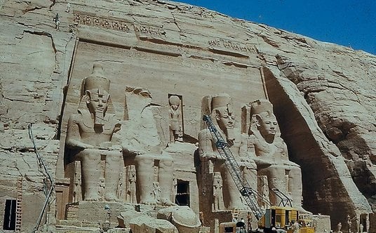 Demontaż w Abu Simbel. Świątynia została odcięta od masywu skalnego, pocięto ją na ponad 1000  blokó