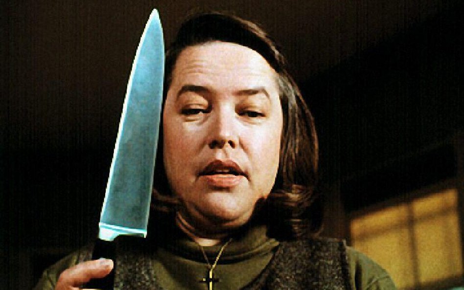 Kathy Bates jako niezapomniana Annie Wilkes w ekranizacji powieści "Misery" Stephena Kinga