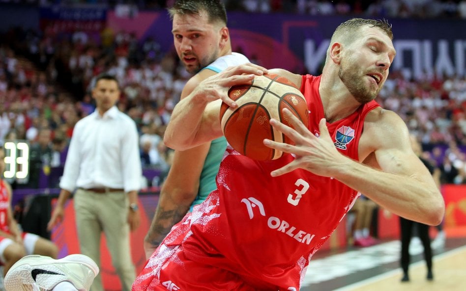 Polak Michał Sokołowski w meczu grupy D mistrzostw Europy koszykarzy ze Słowenią