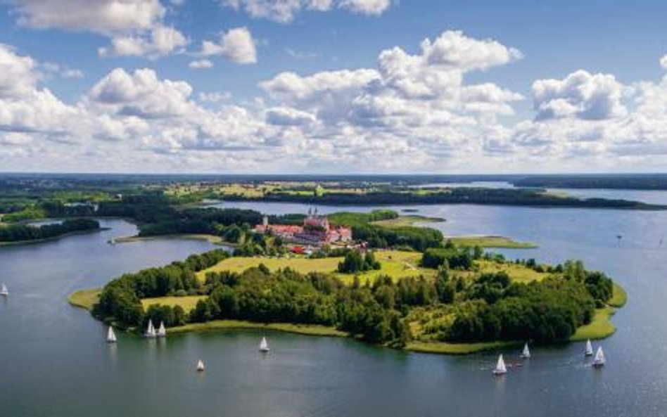 Wigierski Park Narodowy z przepięknym Jeziorem Wigry kusi turystów nie tylko latem.