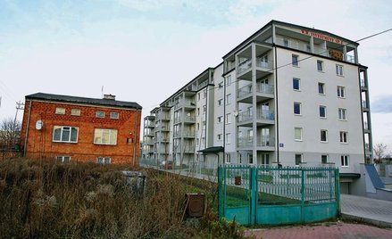 Czy blok miał prawo tu stanąć? Na pytanie odpowiedzą biegli