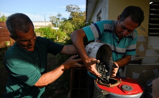 Kubański mechanik Juan Carlos Pino  i jego Fiat 126 przystosowany do jazdy na węglu drzewnym