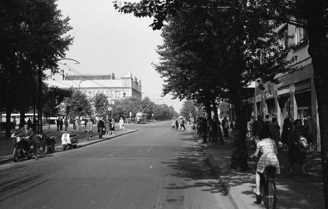 Tak przedstawiało się skrzyżowanie Rakowieckiej z al. Niepodległości po podłączeniu linii tramwajowe