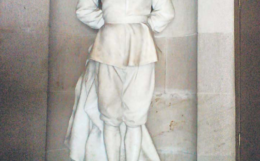 Pod rzeźbą na cokole znajduje się napis: „Guillén de Lampart, prekursor niepodległości Meksyku”