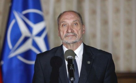Macierewicz o agresji Rosjan w Smoleńsku. Polacy o Macierewiczu