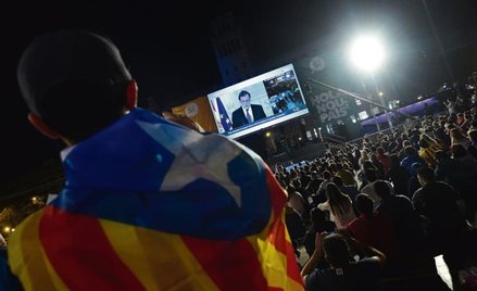 1 października, referendum niepodległościowe właśnie się skończyło, mieszkańcy Barcelony oglądają na