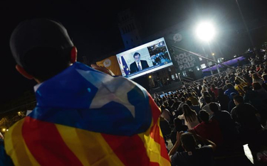 1 października, referendum niepodległościowe właśnie się skończyło, mieszkańcy Barcelony oglądają na