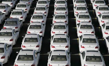 Po czterech miesiącach sprzedaż aut nadal rośnie