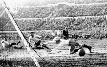 Pierwsze mistrzostwa świata w piłce nożnej odbyły się w 1930 r. w Urugwaju. W finale Argentyna zmier