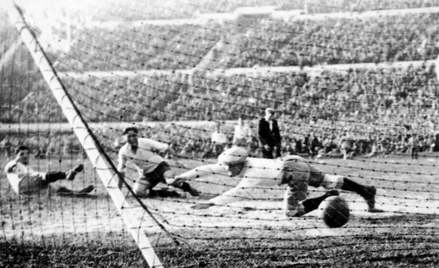 Pierwsze mistrzostwa świata w piłce nożnej odbyły się w 1930 r. w Urugwaju. W finale Argentyna zmier