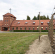 Według szacunków historyków w KL Auschwitz-Birkenau życie straciło ok. 1,1 mln osób, w większości Ży