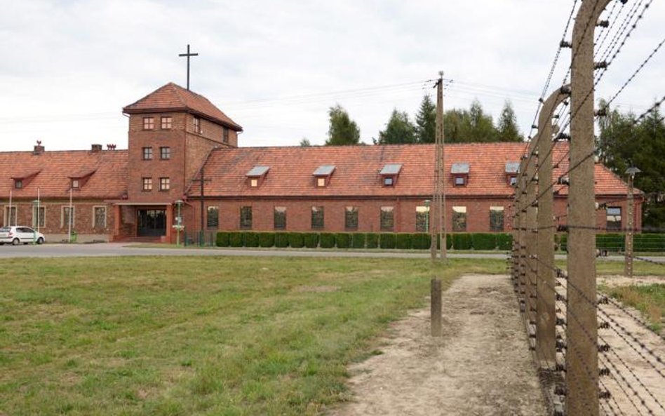 Według szacunków historyków w KL Auschwitz-Birkenau życie straciło ok. 1,1 mln osób, w większości Ży