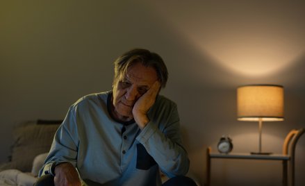 Z wiekiem zmienia się rytm dobowy, dlatego wiele osób wcześniej zasypia i budzi się przed dźwiękiem 