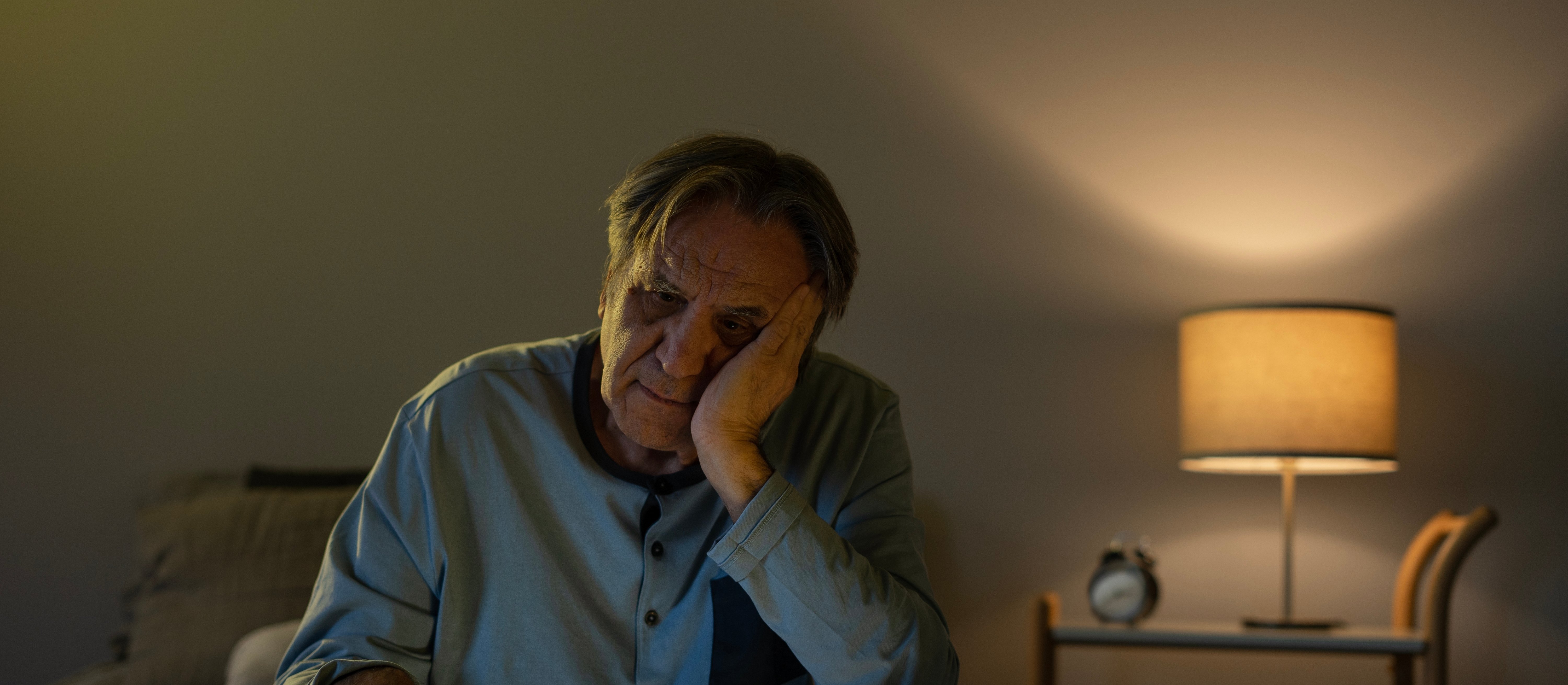 Dlaczego seniorzy wcześniej się budzą? Naukowcy mają odpowiedź