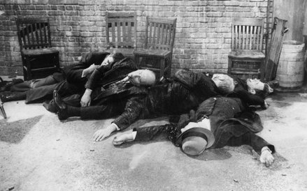 Masakra w dniu świętego Walentego – morderstwo siedmiu członków konkurencyjnego gangu North Side, po