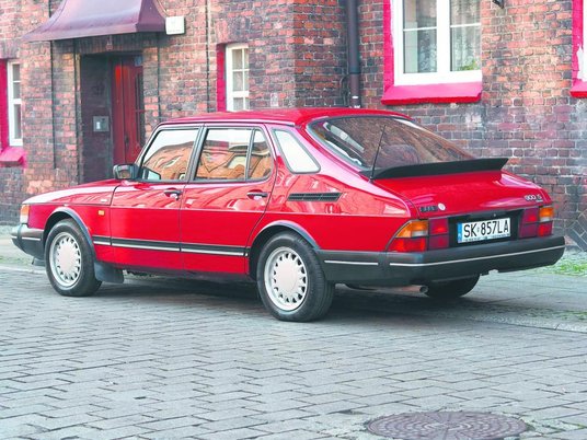 Ten model Saaba był pierwszym seryj- nie produkowanym w Europie pojazdem z benzynowym silnikiem turb