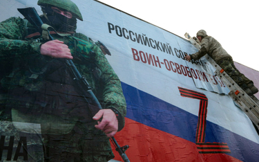 Plakat z hasłem "Rosyjski żołnierz to wyzwoliciel" na okupowanym Krymie