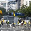 Ekipy budowlane budują ogrodzenie wzdłuż Pennsylvania Avenue przed wyścigiem Freedom 250 Grand Prix 