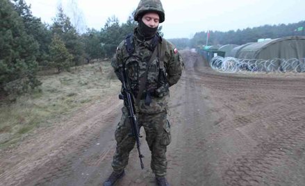 Żołnierz w pobliżu granicy polsko-białoruskiej