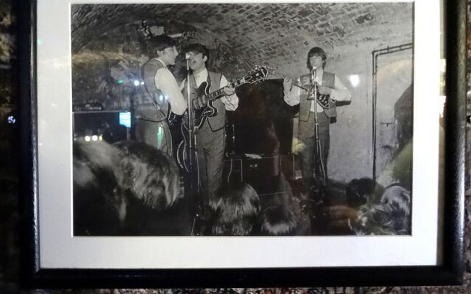 Archiwalne zdjęcie z występów Beatlesów na ścianach Cavern Club