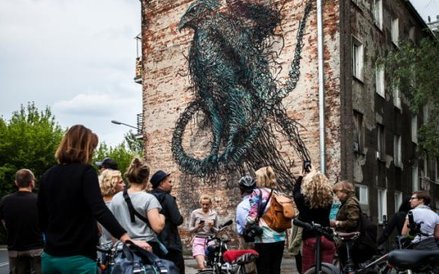 Wycieczka rowerowa przy muralu Daleast przy ulicy Bliskiej 23, który powstał podczas Street Art Dopi