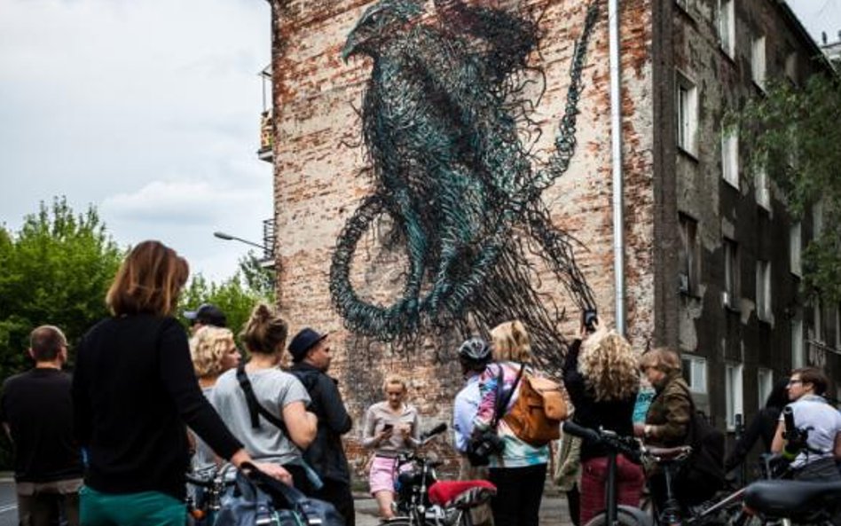 Wycieczka rowerowa przy muralu Daleast przy ulicy Bliskiej 23, który powstał podczas Street Art Dopi