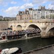 Jedną z atrakcji Paryża są rejsy po Sekwanie