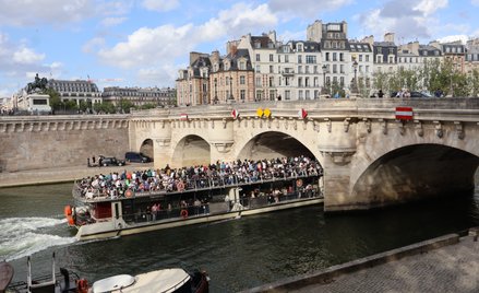 Jedną z atrakcji Paryża są rejsy po Sekwanie