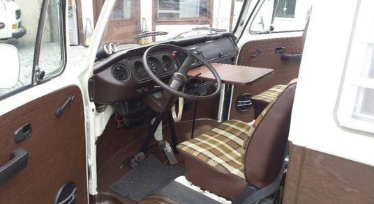 Wewnątrz dominują brązy i charakterystyczna kratka na tapicerce.