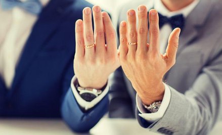 Sondaż: Adopcja dzieci nie dla gejów i lesbijek, śluby też wykluczone