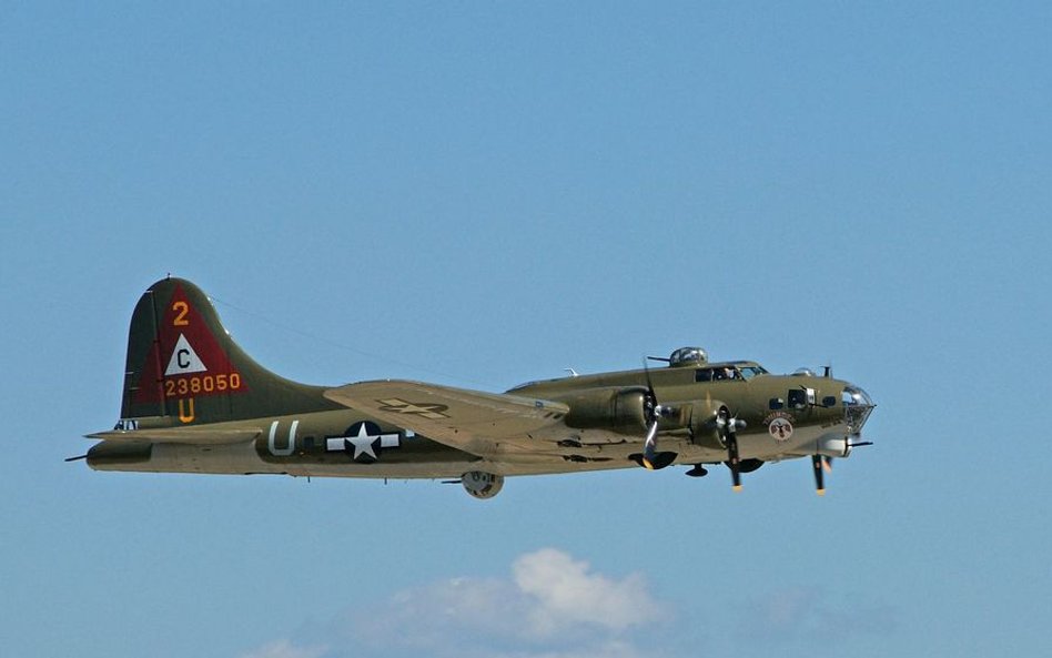 USA: Siedem osób zginęło w wypadku „latającej fortecy” B-17, sześć przeżyło