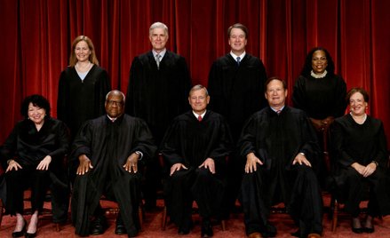 Sędziowie Sądu Najwyższego USA. Elena Kagan siedzi pierwsza z prawej