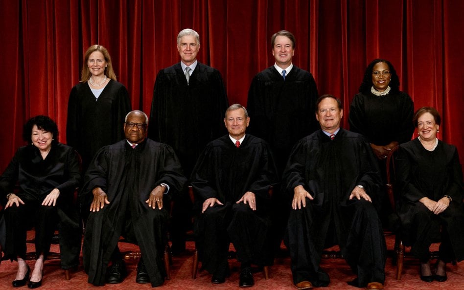 Sędziowie Sądu Najwyższego USA. Elena Kagan siedzi pierwsza z prawej