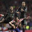 W Madrycie Atletico wygrało z Liverpoolem 1:0. Na zdjęciu Vitolo (Atletico – w środku) oraz Joe Gome
