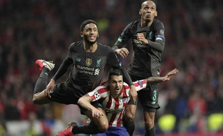 W Madrycie Atletico wygrało z Liverpoolem 1:0. Na zdjęciu Vitolo (Atletico – w środku) oraz Joe Gome