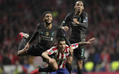 W Madrycie Atletico wygrało z Liverpoolem 1:0. Na zdjęciu Vitolo (Atletico – w środku) oraz Joe Gome