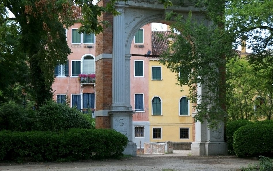 Wejście do Giardini, obszaru parku w historycznej Wenecji, w którym odbywa się Festiwal Sztuki na Bi