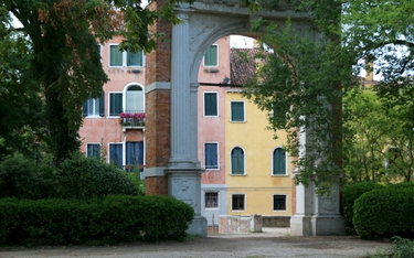 Wejście do Giardini, obszaru parku w historycznej Wenecji, w którym odbywa się Festiwal Sztuki na Bi